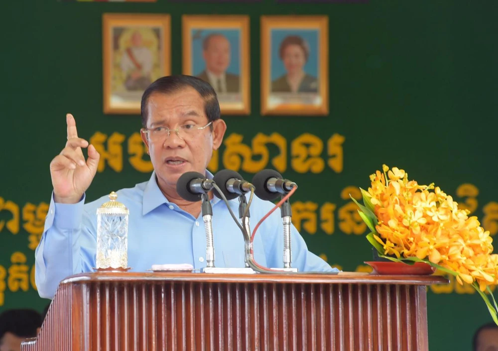 Thủ tướng Campuchia Hun Sen phát biểu trước hàng ngàn công nhân dệt may tại thủ đô Phnom Penh ngày 2-8. Ảnh: pressocm.gov.kh