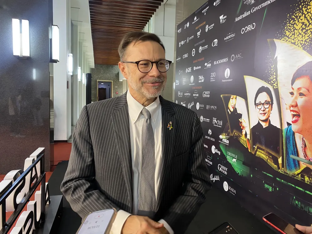 Đại sứ Andrew Goledzinowski trả lời phỏng vấn báo chí. Ảnh: XUÂN HẠNH