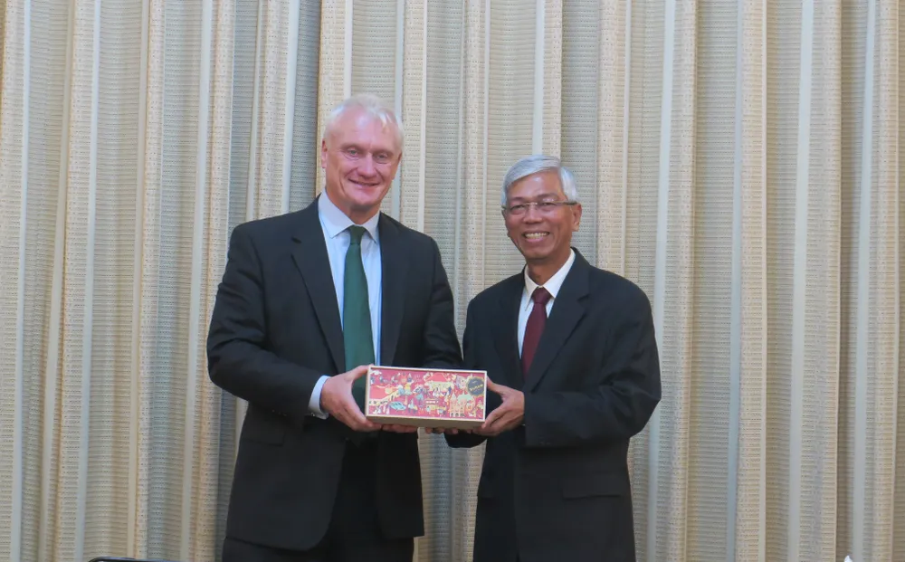 Phó Chủ tịch UBND TPHCM Võ Văn Hoan tặng quà lưu niệm cho Quốc vụ khanh Bộ An ninh năng lượng và trung hòa carbon, Vương quốc Anh Graham Stuart. Ảnh: MINH HIỆP Phó Chủ tịch UBND TPHCM Võ Văn Hoan tặng quà lưu niệm cho Quốc vụ khanh Bộ An ninh năng lượng và trung hòa carbon, Vương quốc Anh Graham Stuart. Ảnh: MINH HIỆP