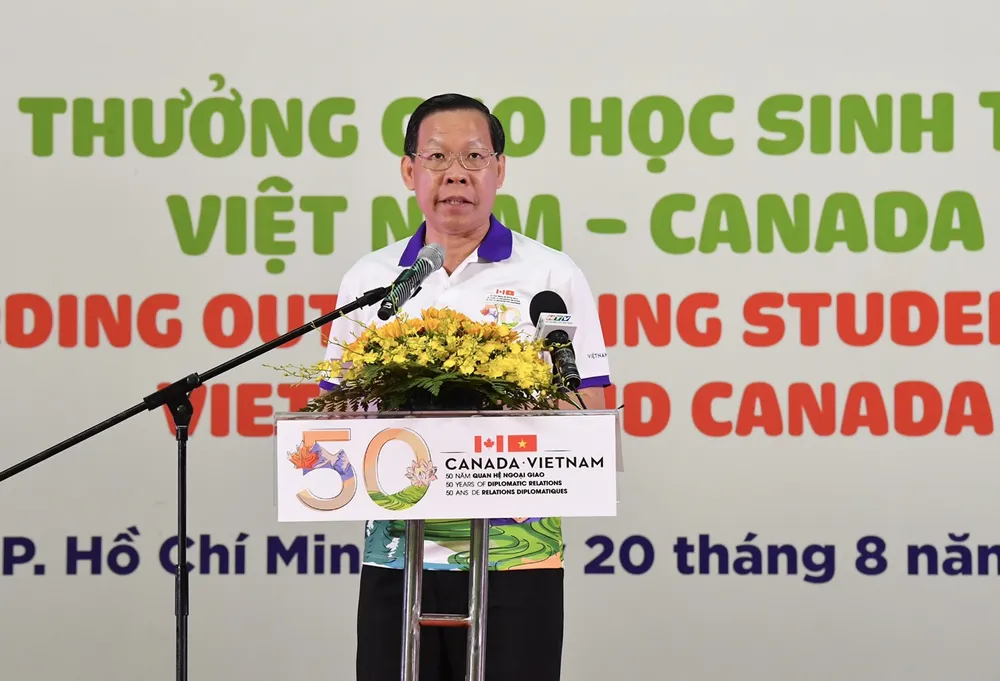 Chủ tịch UBND TPHCM Phan Văn Mãi phát biểu tại Chương trình "Cột mốc vàng". Ảnh: VIỆT DŨNG Chủ tịch UBND TPHCM Phan Văn Mãi phát biểu tại Chương trình "Cột mốc vàng". Ảnh: VIỆT DŨNG