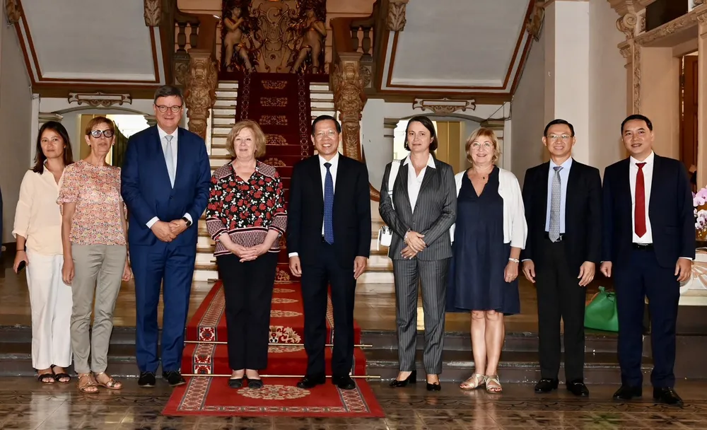 Đồng chí Phan Văn Mãi đón tiếp Thượng nghị sĩ Catherine Deroche cùng các đại biểu Nhóm Nghị sĩ Hữu nghị Pháp – Việt. Ảnh: VIỆT DŨNG Đồng chí Phan Văn Mãi đón tiếp Thượng nghị sĩ Catherine Deroche cùng các đại biểu Nhóm Nghị sĩ Hữu nghị Pháp – Việt. Ảnh: VIỆT DŨNG