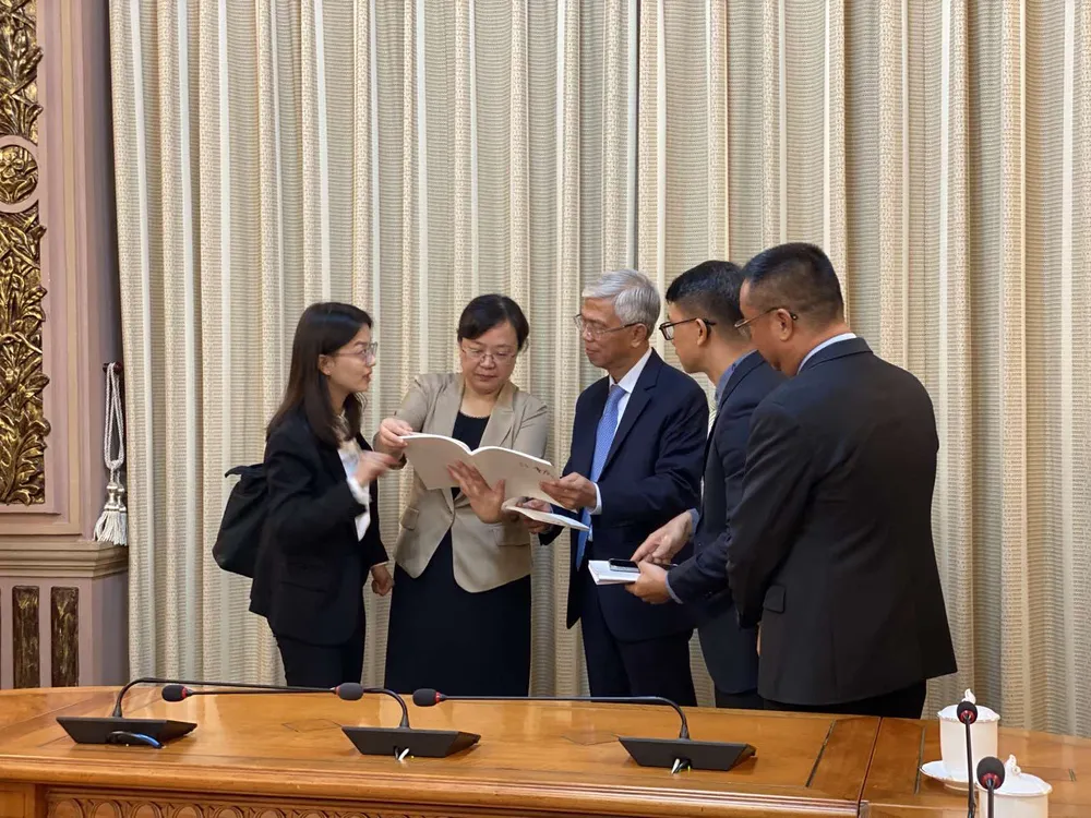 Đồng chí Võ Văn Hoan trao đổi với bà Trương Quốc Trí, Phó Thị trưởng thành phố Trùng Khánh. Ảnh: XUÂN HẠNH