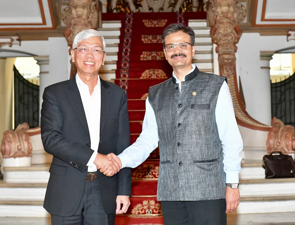 Đồng chí Võ Văn Hoan và Báo cáo viên đặc biệt của Liên hợp quốc về Quyền Phát triển, ông Surya Deva. Ảnh: VIỆT DŨNG