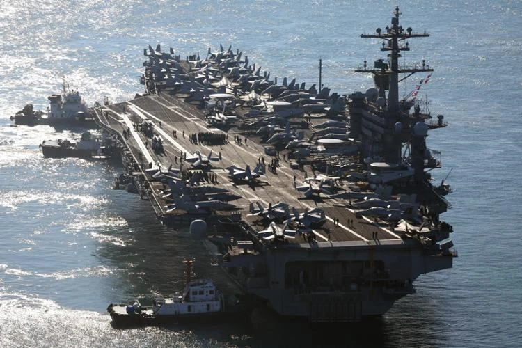 Tàu sân bay USS Carl Vinson của Mỹ cập cảng căn cứ hải quân ở thành phố Busan. Ảnh: The Korea Times