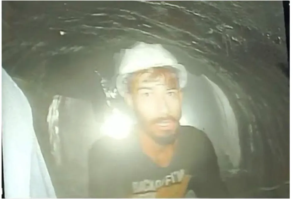 Từng công nhân đứng trước ống kính camera để xác nhận danh tính và tình trạng sức khỏe của mình. Ảnh: Indian Express Từng công nhân đứng trước ống kính camera để xác nhận danh tính và tình trạng sức khỏe của mình. Ảnh: Indian Express