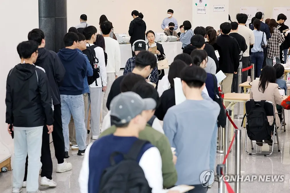 Cử tri Hàn Quốc đi bỏ phiếu sớm ở Gwangju, cách Seoul khoảng 270 km về phía nam. Ảnh: YONHAP PYH2024040518100005400_P4.jpg