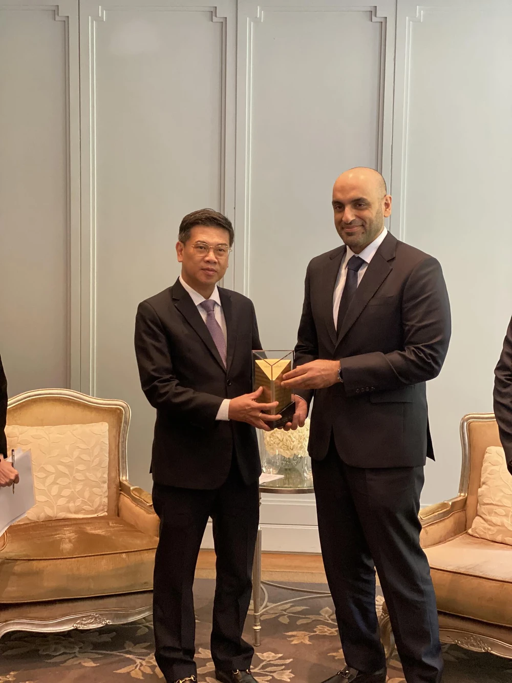 Ông H.E. Mohammad Ali Rashed Lootah tặng quà lưu niệm cho đồng chí Nguyễn Văn Dũng. Ảnh: XUÂN HẠNH 440010716_1631850357633133_8309225972018283773_n.jpg