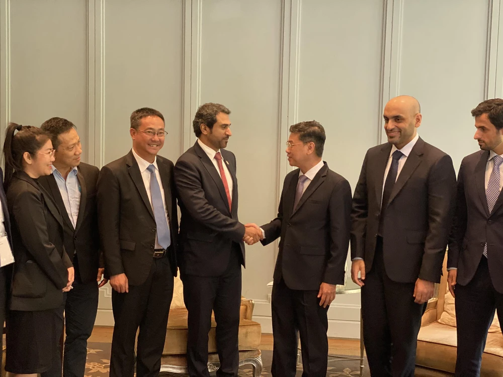Đồng chí Nguyễn Văn Dũng bắt tay ông Elisa Alhammadi, Phó Đại sứ Các Tiểu vương quốc Arab thống nhất (UAE). Ảnh: XUÂN HẠNH 441929584_453784643694406_615865735938022334_n.jpg