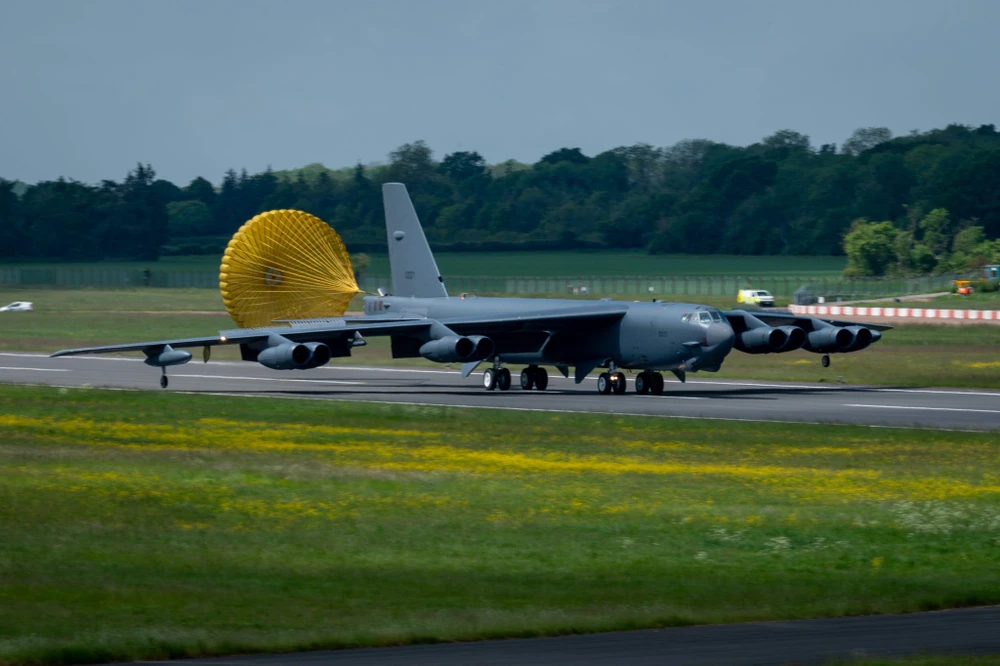 Một chiếc B-52H Stratofortress của Mỹ hạ cánh tại căn cứ Không quân RAF Fairford, Anh, ngày 20-5. Ảnh: airandspaceforces.com