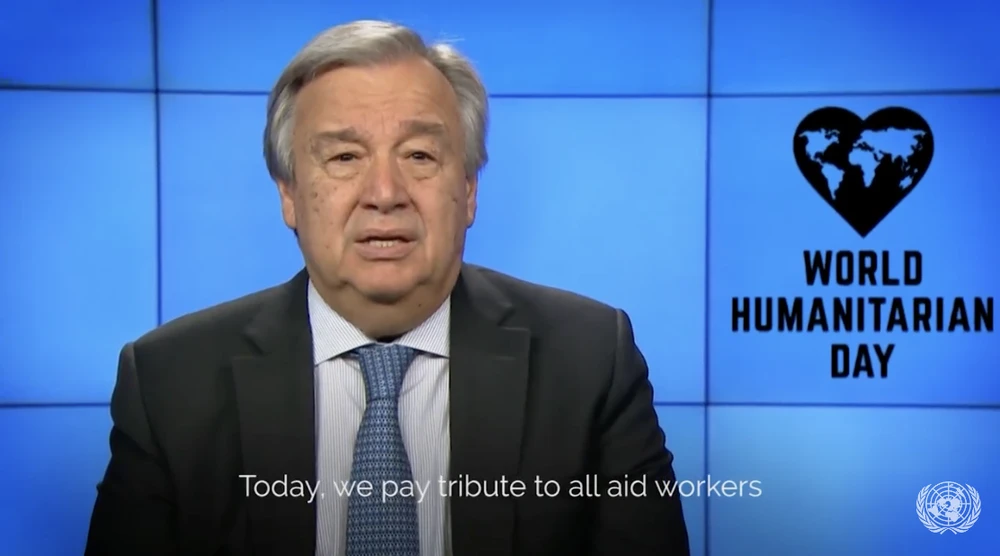 Tổng Thư ký LHQ Antonio Guterres tôn vinh các nhân viên cứu trợ nhân đạo. Ảnh: UN