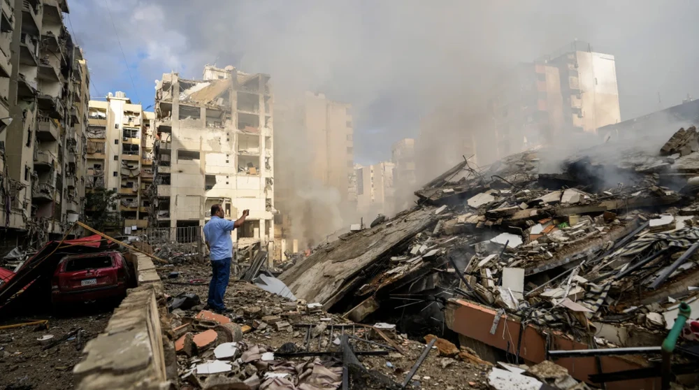 Một địa điểm trúng không kích của Israel ở vùng ngoại ô phía Nam Beirut, Lebanon, ngày 1-10. Ảnh: fox5sandiego.com Screenshot 2024-10-02 at 12.10.10.png