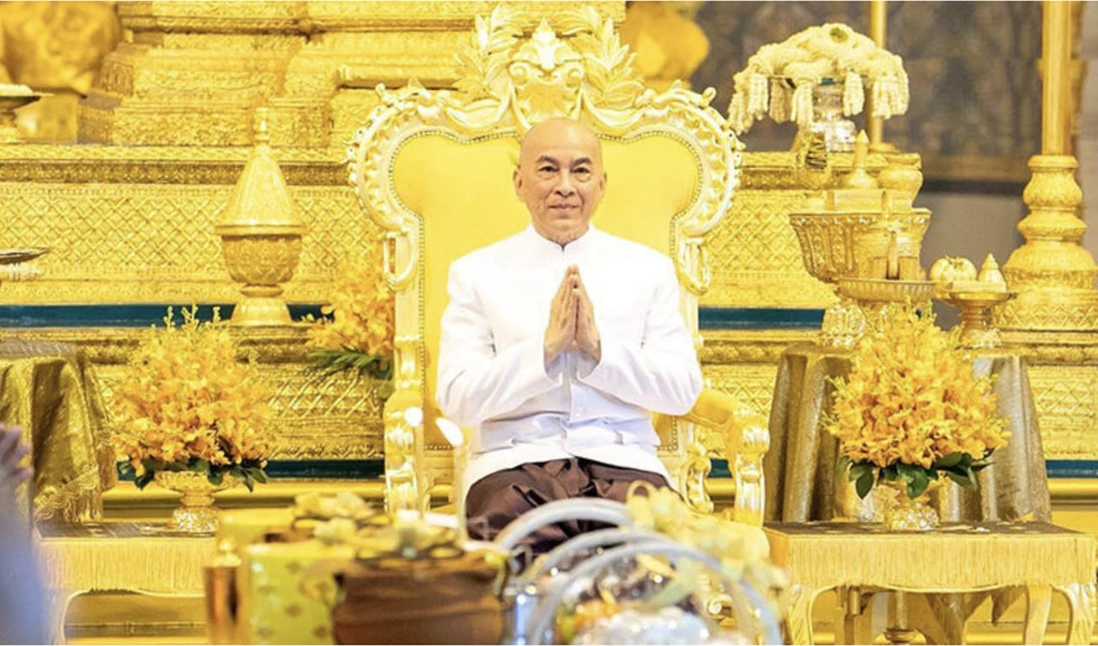 Vua Norodom Sihamoni đang cầu nguyện trong một nghi lễ tôn giáo tại Cung điện Hoàng gia ngày 28-10. Ảnh: KHMER TIMES