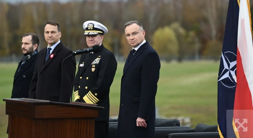Tổng thống Ba Lan Andrzej Duda (phải), Tư lệnh Hải quân Mỹ tại Châu Âu Đô đốc Stuart Munsch (thứ hai từ phải sang), Bộ trưởng Ngoại giao Ba Lan Radosław Sikorski (thứ hai từ trái sang) và Trưởng phòng Chính sách quốc tế Mieszko Pawlak (trái) tại lễ khánh thành Hệ thống phòng thủ tên lửa Aegis Ashore của Mỹ. Ảnh: PAP Screenshot 2024-11-14 at 16.17.18.png