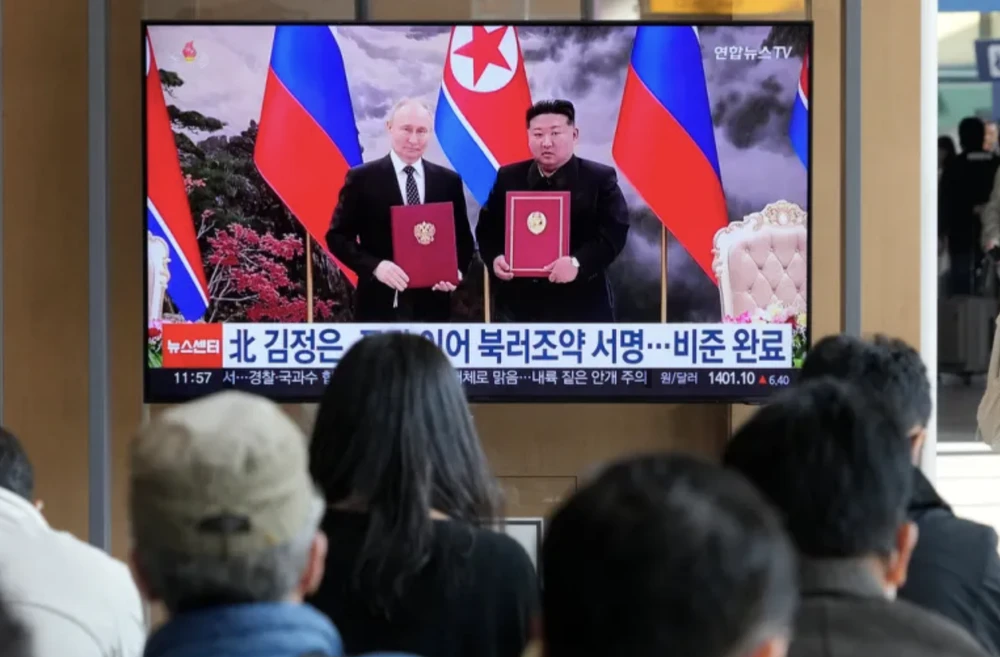 Màn hình TV hiển thị hình ảnh nhà lãnh đạo Triều Tiên Kim Jong Un và Tổng thống Nga Vladimir Putin tại Bình Nhưỡng ngày 12-11-2024. Ảnh : Al Jazeera