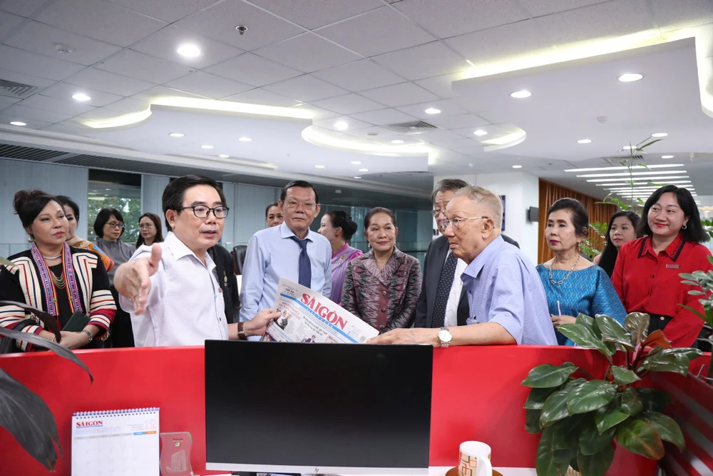 Đại diện Báo SGGP giới thiệu quy trình xuất bản báo đến đoàn Hội Phụ nữ và Hội Nhà báo tỉnh Chiangmai. Ảnh: DŨNG PHƯƠNG z6094057961591_1d191a3b6695348c5ea6f290c04e49e9.jpg