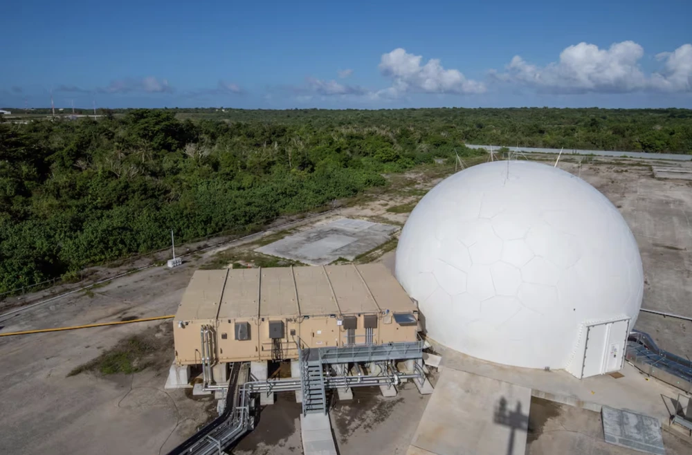 Tên lửa Standard Missile-3 Block IIA trước khi được phóng tại Căn cứ Không quân Anderson, Guam. Ảnh: Defense News