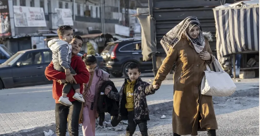 Người dân Syria ở Lebanon tiến về cửa khẩu biên giới Al-Masnaa giữa Lebanon và Syria, để trở về quê nhà. Ảnh: Anadolu Agency Screenshot 2024-12-11 at 11.53.01.png