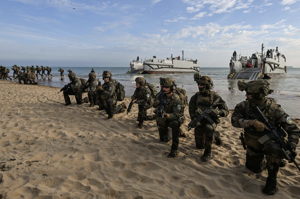 Hải quân Pháp đổ bộ lên bãi biển Omaha, Normandy, ngày 4 - 6 - 2024. Ảnh : Getty Images