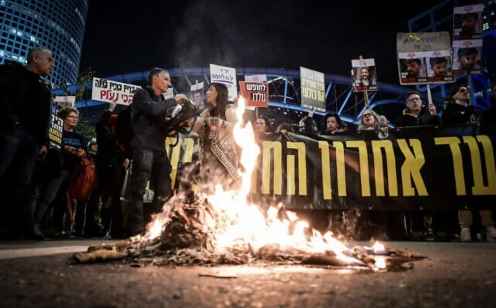 Người Israel chặn Đường cao tốc Ayalon ở Tel Aviv yêu cầu Israel "không gây nguy hiểm" cho thỏa thuận con tin. Ảnh: Flash90