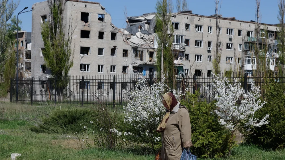 Một tòa nhà chung cư bị chiến tranh tàn phá ở Avdiivka, miền Đông Ukraine, vào ngày 20-4 năm 2025. Ảnh: Reuters