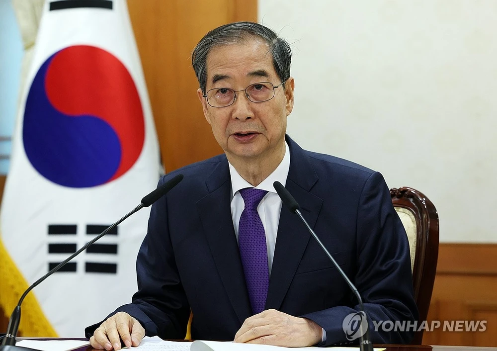 Quyền Tổng thống kiêm Thủ tướng Han Duck-soo phát biểu trong cuộc họp ngày 1-5. Ảnh: Yonhap PYH2025050103060031500_P4.jpg
