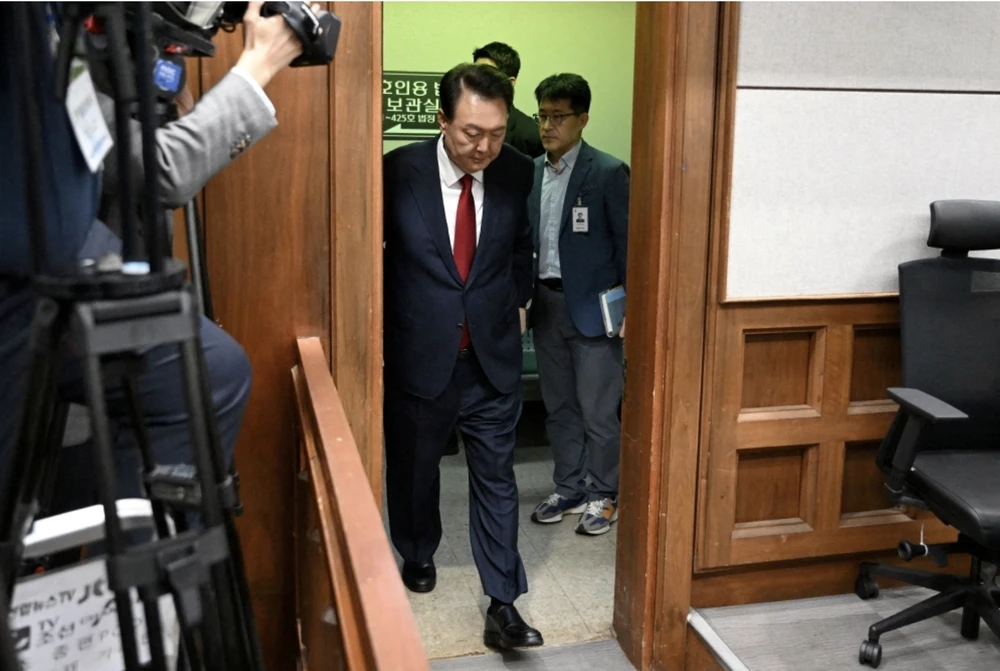 Cựu tổng thống Hàn Quốc Yoon Suk Yeol đến dự phiên tòa xét xử hình sự về tội danh xúi giục nổi loạn tại Tòa án Trung tâm Seoul ngày 21-4. Ảnh: Reuters Screenshot 2025-05-01 at 14.44.57.png