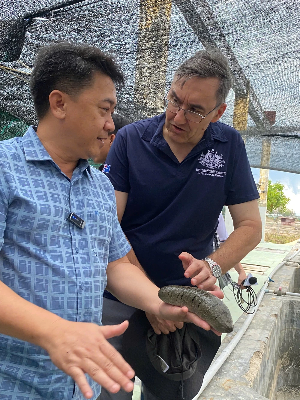 Ông Brent Stewart, Phó Tổng Lãnh sự Australia tại TP.HCM trao đổi với Tiến sĩ Nguyễn Đình Quang Duy. Ảnh : XUÂN HẠNH z6579544669217_275e7504ac8cbe48202da5a848c003c7.jpg
