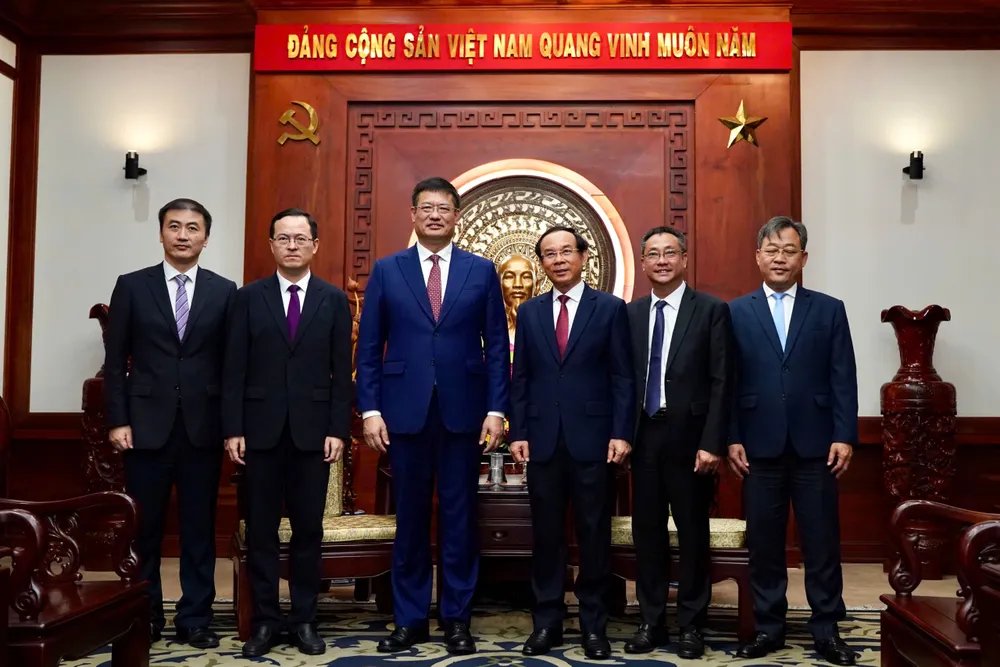 Đoàn cán bộ hai bên chụp ảnh lưu niệm. Ảnh: HOÀNG HÙNG z6610125077932_ebc1100f9fe6387a37db50f1f95b75bb.jpg