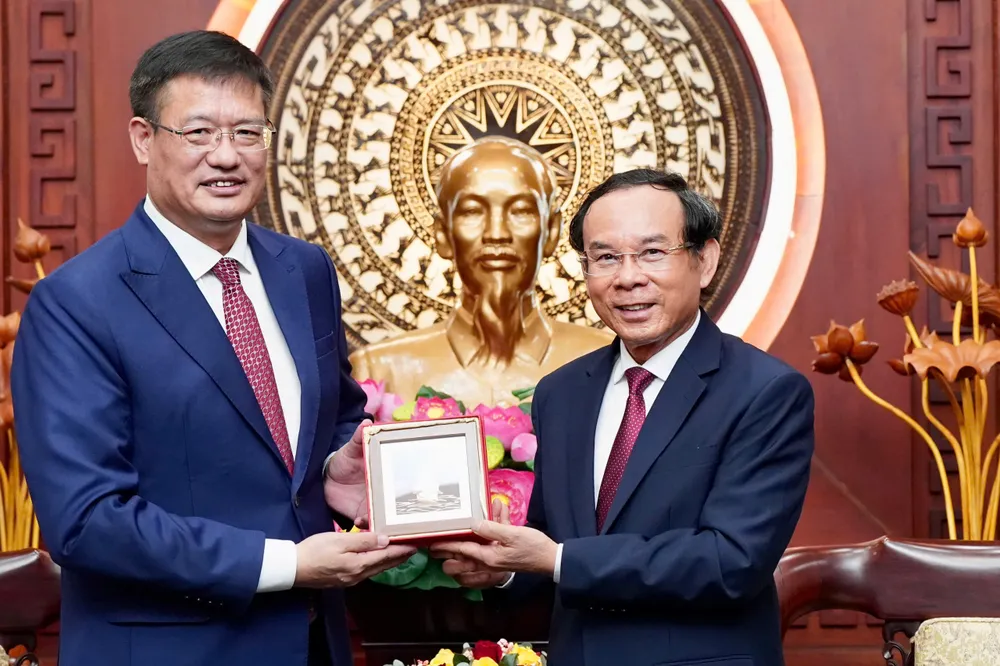 Bí thư Thành ủy Nguyễn Văn Nên tặng quà lưu niệm đến Tổng Lãnh sự Trung Quốc tại TPHCM Ngụy Hoa Tường. Ảnh: HOÀNG HÙNG z6610125377227_d863fcf05b15a3952350adcb11c70d21.jpg