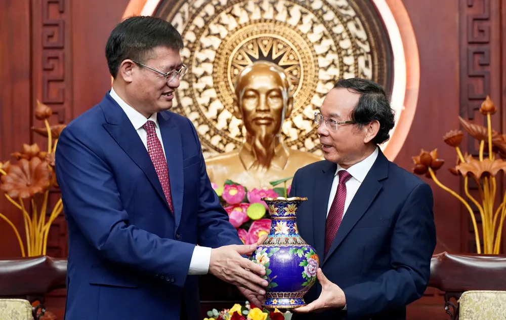 Tổng Lãnh sự Trung Quốc tại TPHCM Ngụy Hoa Tường tặng quà lưu niệm đến Bí thư Thành ủy Nguyễn Văn Nên. Ảnh: HOÀNG HÙNG z6610126565561_97f4a7686f3657d2036597e0eaff90dd.jpg