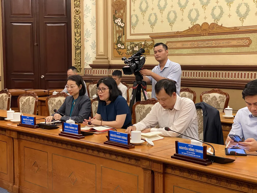 Bà Đoàn Phương Lan, Tổng Lãnh sự Việt Nam tại Busan (Hàn Quốc), phát biểu tại buổi làm việc. Ảnh: XUÂN HẠNH z6616706476418_7e855023832d9796285b7a552c49a434.jpg