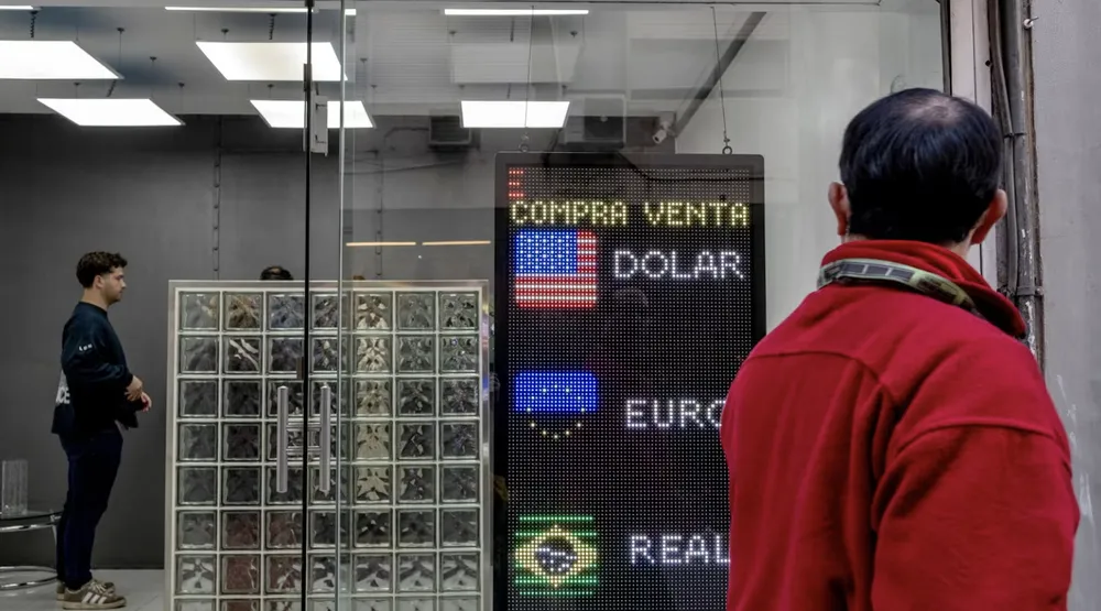 Một cửa hàng đổi tiền ở Buenos Aires. Ảnh: BLOOMBERG Screenshot 2025-05-27 at 11.36.09.png
