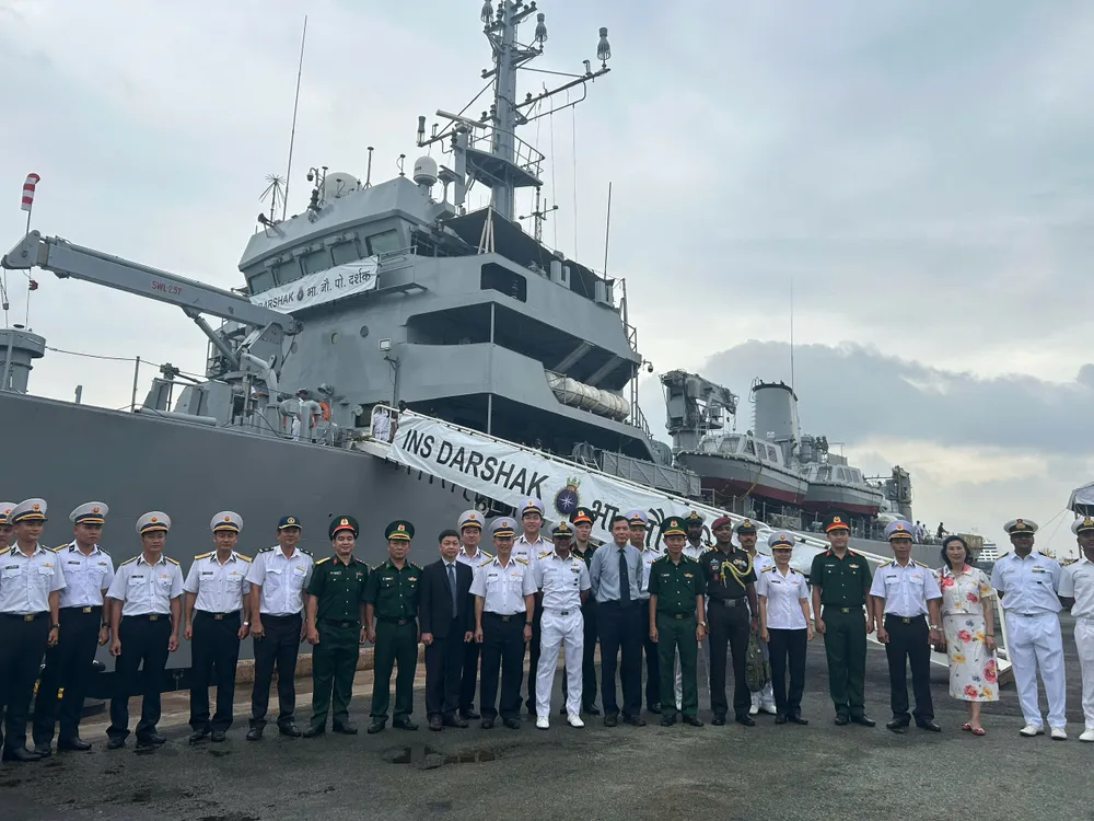 Đại diện Bộ Tư lệnh Vùng 2 Hải quân, đại diện các cơ quan ngoại giao và phái đoàn Hải quân Ấn Độ chụp ảnh lưu niệm. Ảnh: XUÂN HẠNH z6650484373307_62dd4f64796e4a01d17695003b019cc6.jpg