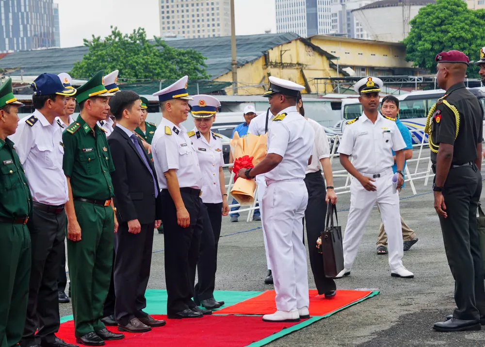 Đại diện Bộ Tư lệnh Vùng 2 Hải quân, đại diện các cơ quan ngoại giao đón đoàn. Ảnh: XUÂN HẠNH z6650522618345_6a340e7726be89df1ab5cffcb6351bb9.jpg