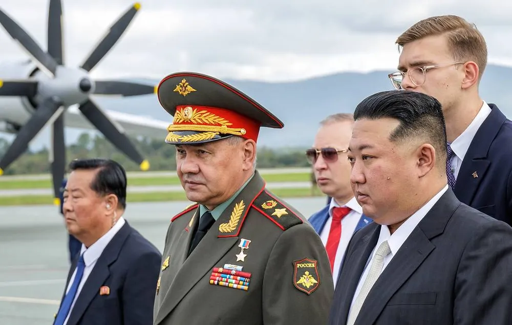 Thư ký Hội đồng an ninh Nga, Sergei Soigu (trái) và lãnh đạo Kim Jong Un (phải). Ảnh : TASS