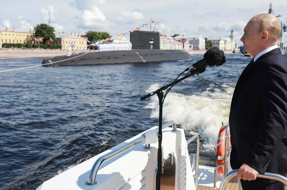 Tổng thống Vladimir Putin tại Lễ duyệt binh Ngày Hải quân Nga 28-7-2024. Ảnh: Sputnik News