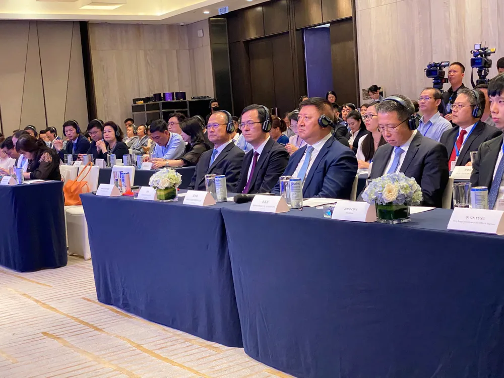 Lãnh đạo chính quyền địa phương, các hiệp hội ngành nghề và doanh nghiệp lớn từ cả hai phía tham dự diễn đàn. Ảnh: XUÂN HẠNH z6697976920477_82b9e093b08f17ae668f332ba29c3732.jpg