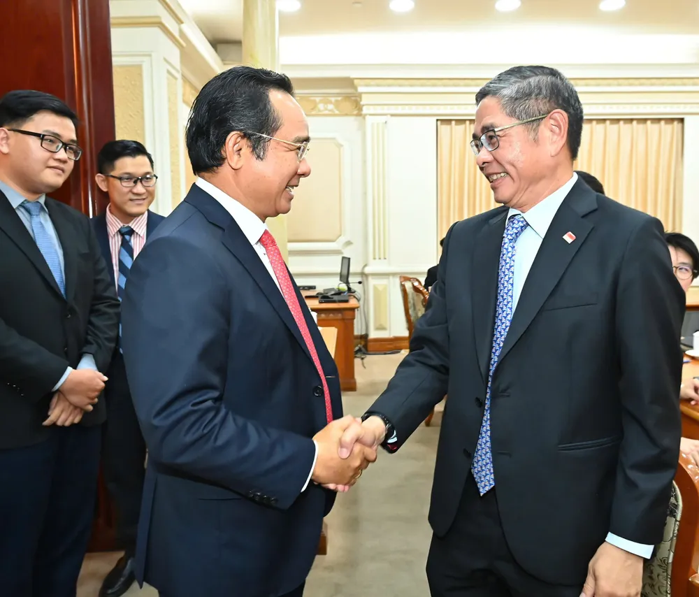 Chủ tịch UBND TPHCM Nguyễn Văn Được (trái) và ông Pang Te Cheng, Tổng Lãnh sự Singapore tại TPHCM. Ảnh: VIỆT DŨNG z6714295869071_4d1d022d6dcde0a5169e8ab0a9344b05.jpg