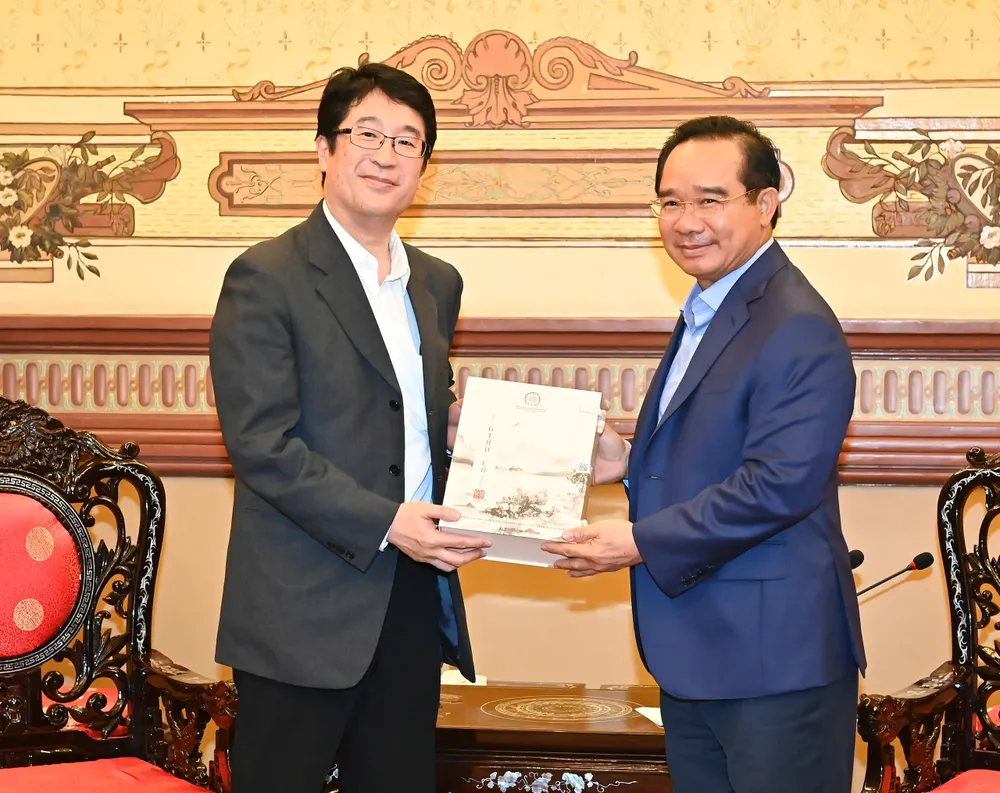 Đồng chí Nguyễn Văn Được tặng quà lưu niệm đến ông Matsumoto Nobuyuki. Ảnh : VIỆT DŨNG z6733461530592_3a1eb6f038a5702bdae6c9df29b71965.jpg