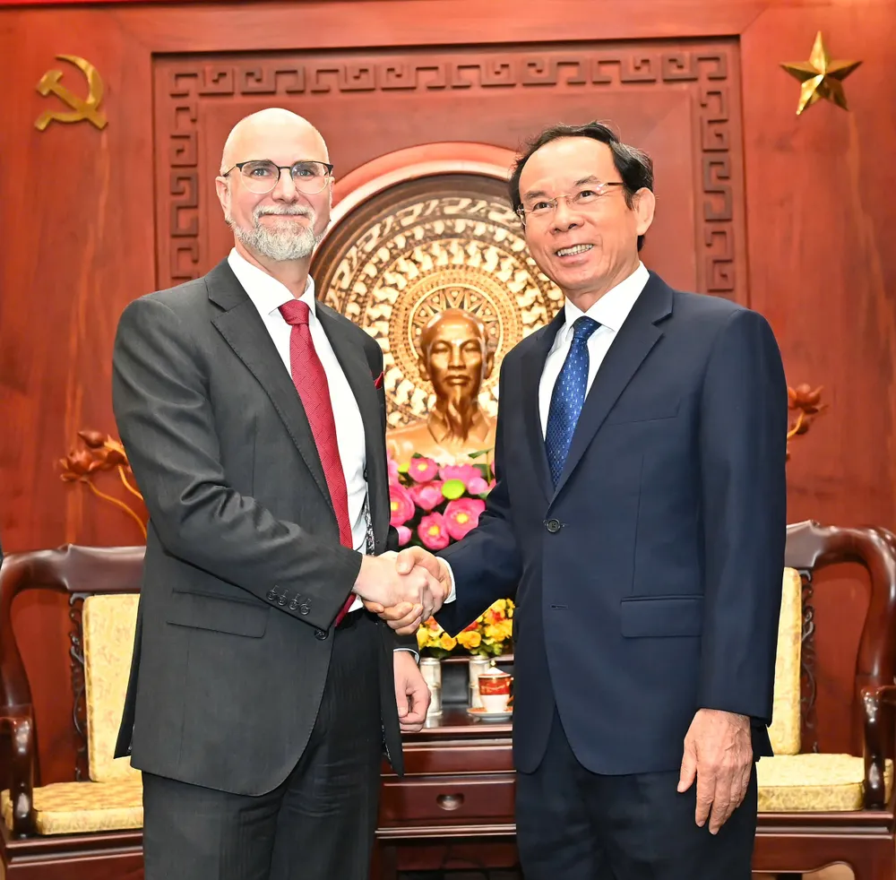 Bí thư Thành ủy TPHCM Nguyễn Văn Nên và Đại sứ Shawn Steil. Ảnh: VIỆT DŨNG z6734622943390_12245372f9fbd712b4d8a1b1e42d9820.jpg