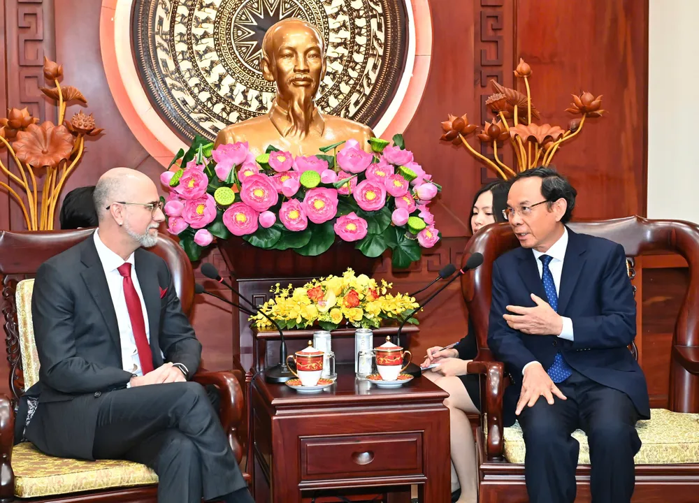 Bí thư Thành ủy TPHCM Nguyễn Văn Nên và Đại sứ Shawn Steil. Ảnh: VIỆT DŨNG z6734622948582_09ff6c89db93eab04a4f36cda2fe77f4.jpg