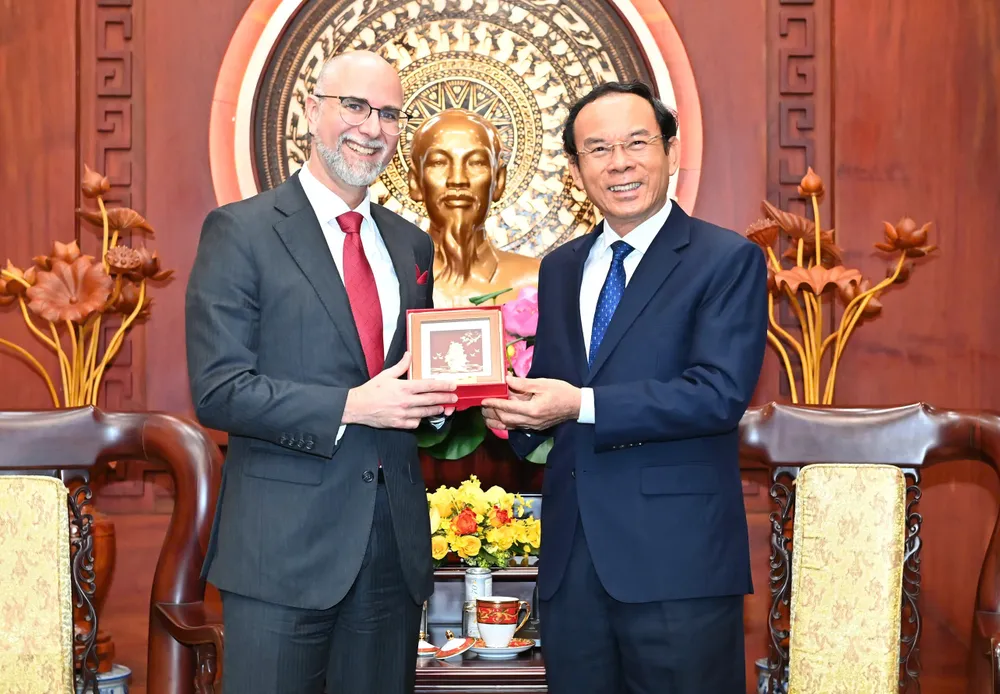 Bí thư Thành ủy TPHCM Nguyễn Văn Nên tặng quà lưu niệm đến Đại sứ Shawn Steil. Ảnh: VIỆT DŨNG z6734622963693_bf3abd7b7abaf8c29c0884604da1a29b.jpg