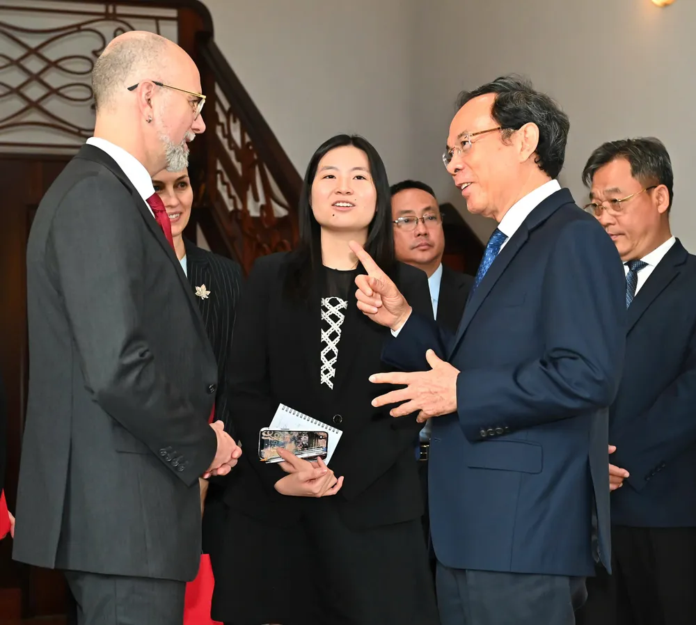 Bí thư Thành ủy TPHCM Nguyễn Văn Nên trao đổi với Đại sứ Shawn Steil. Ảnh: VIỆT DŨNG z6734622975860_0394169ce727b2c6bbf75fde4526566c.jpg