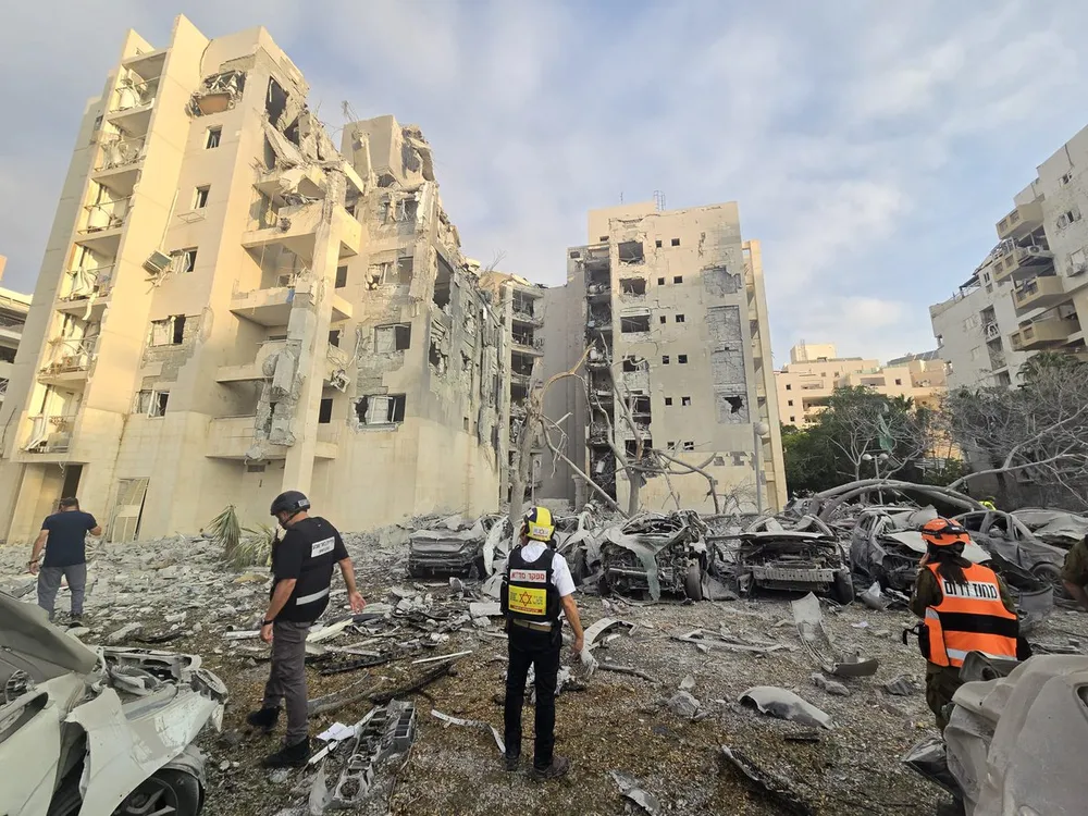 Đội cứu hộ Israel tìm kiếm người sống sót trong đống đổ nát của tòa nhà trúng tên lửa Iran. Ảnh: Al Jazeera