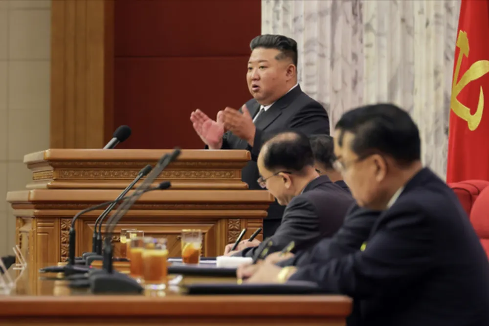 Bức ảnh này cho thấy nhà lãnh đạo Triều Tiên Kim Jong-un đang chủ trì phiên họp toàn thể lần thứ 12 của Ban Chấp hành Trung ương Đảng Lao động Triều Tiên khóa VIII. Ảnh : Korea Joongang Daily Screenshot 2025-06-24 at 13.32.34.png