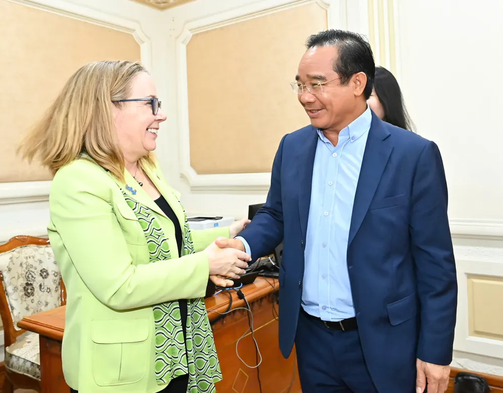Đồng chí Nguyễn Văn Được trao đổi với bà Sarah Kemp. Ảnh: VIỆT DŨNG z6783778731400_9061b36d06284339b294cdef0179f125.jpg