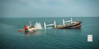 Con tàu được cho là Eternity C do Hy Lạp vận hành, treo cờ Liberia bị chìm trong đoạn phim do Houthis của Yemen công bố, ở Biển Đỏ. Ảnh: Yemeni Armed Forces