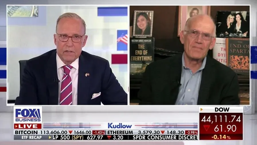 Nhà nghiên cứu cấp cao của Viện Hoover, Victor Davis Hanson, thảo luận về áp lực ngày càng tăng buộc FED phải cắt giảm lãi suất vào tháng 9. Ảnh: FOX BUSSINESS 