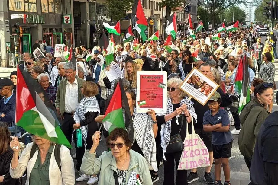 Hàng ngàn người dân châu Âu biểu tình tại Stockholm, Thuỵ Điển để phản đối Israel phát động các cuộc tấn công "lớn" để chiếm thành phố Gaza. Ảnh: ANADOLU AGENCY AA-20250816-38846728-38846719-PROPALESTINIAN_PROTEST_IN_SWEDEN-1-1.jpg