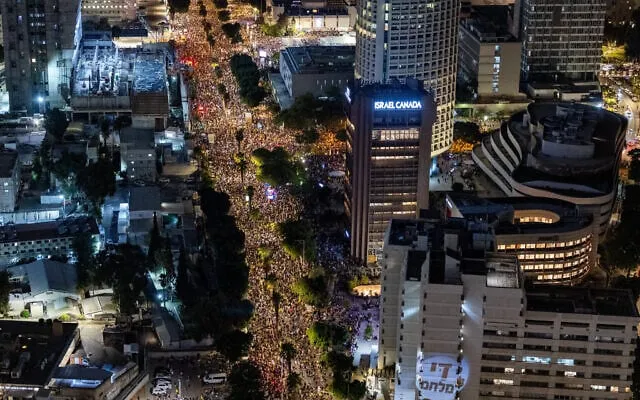 Mọi người tập trung tại Quảng trường Tel Aviv trong một cuộc biểu tình kêu gọi thả các con tin bị bắt giữ ở Gaza, ngày 17-8 . Ảnh: FLASH 90 F250817CG514-640x400.jpg